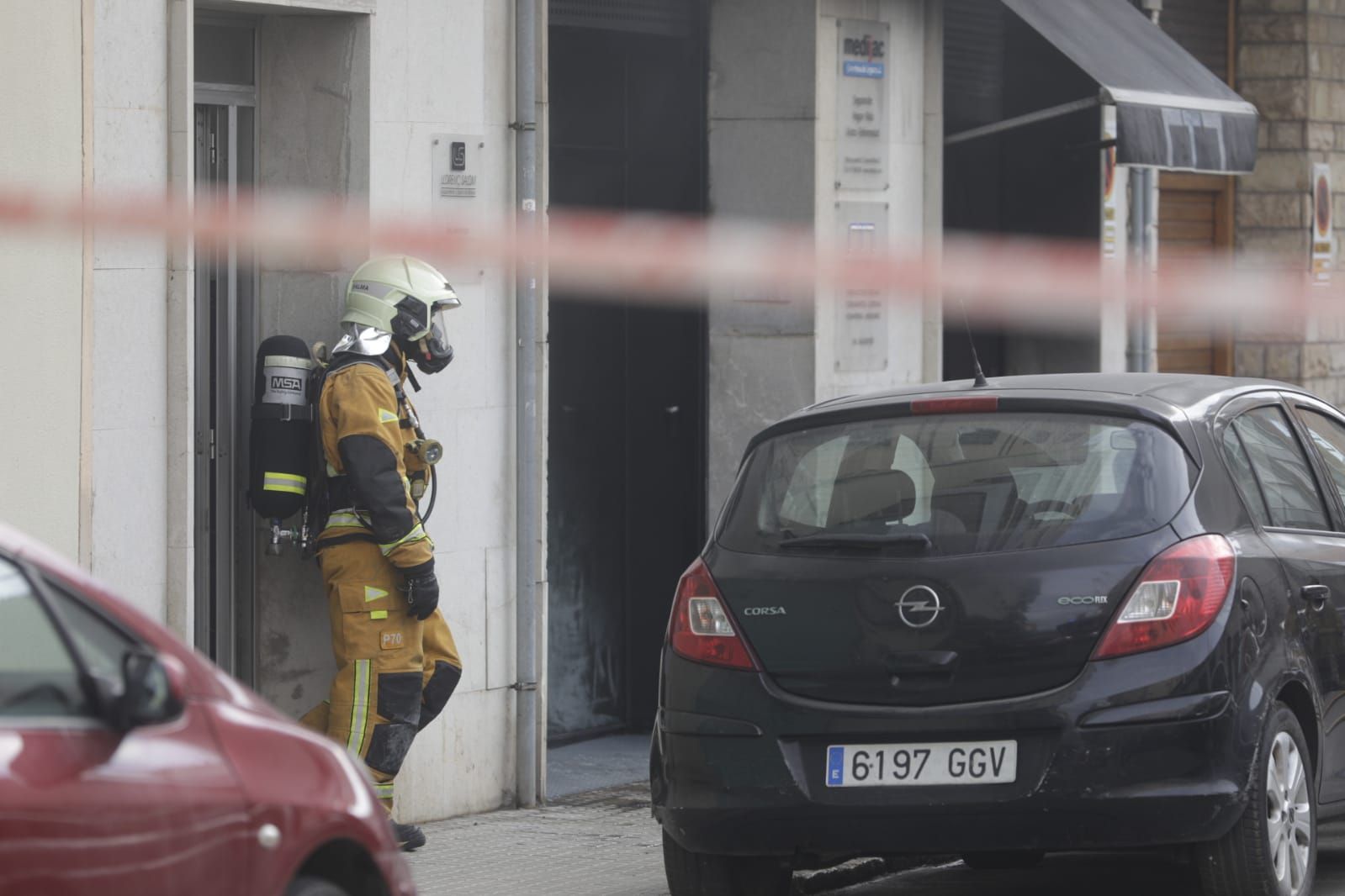 Un hombre herido en el incendio en un garaje en Palma