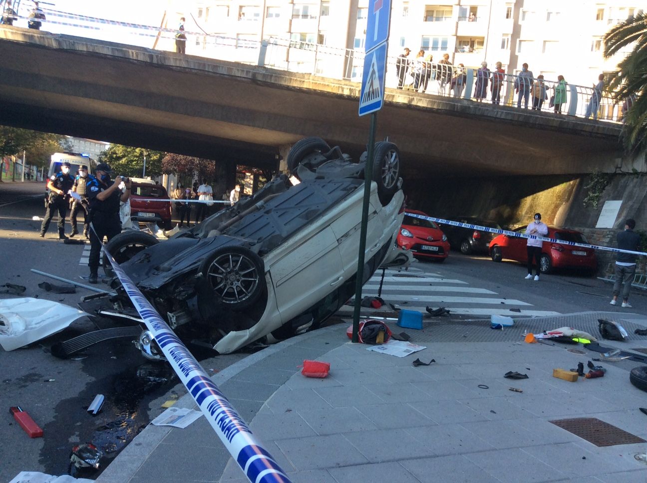 Espectacular accidente en la ronda de Outeiro con un coche precipitado a la calle Caballeros