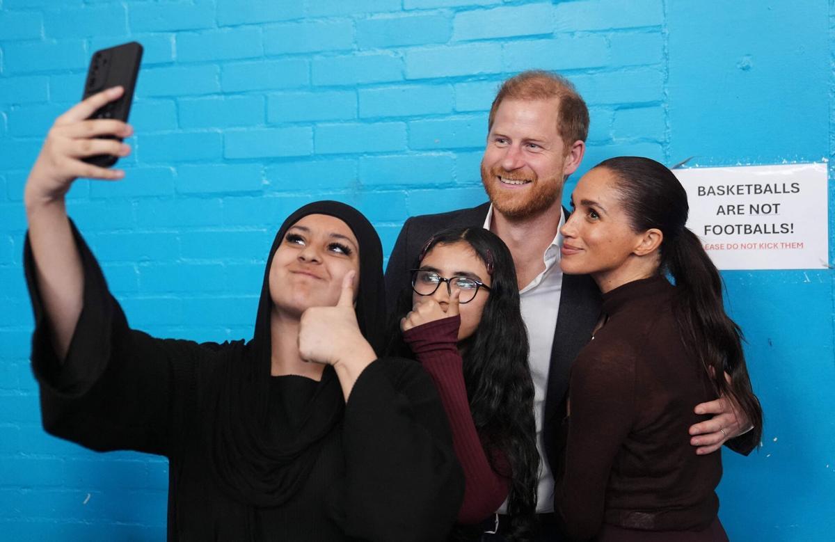 El príncipe Harry y su mujer, Meghan Markle, durante su visita a Epic Partners en Nottingham, este 15 de octubre.