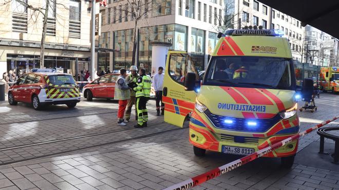 Varios heridos tras embestir un coche contra una multitud en Mannheim ...