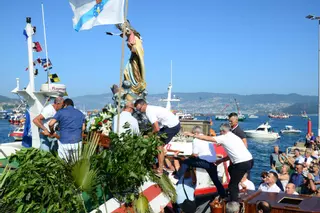 Devoción multitudinaria por la Virgen del Carmen en Moaña
