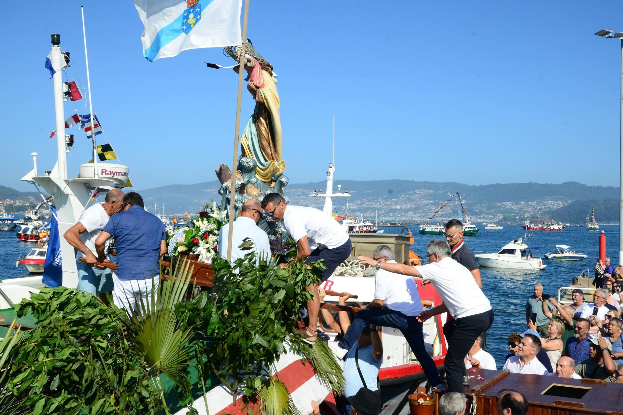 Devoción multitudinaria por la Virgen del Carmen en Moaña