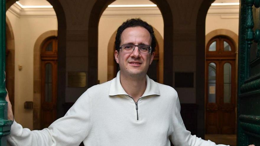 Carlos Gómez, en la entrada del instituto Eusebio da Guarda.