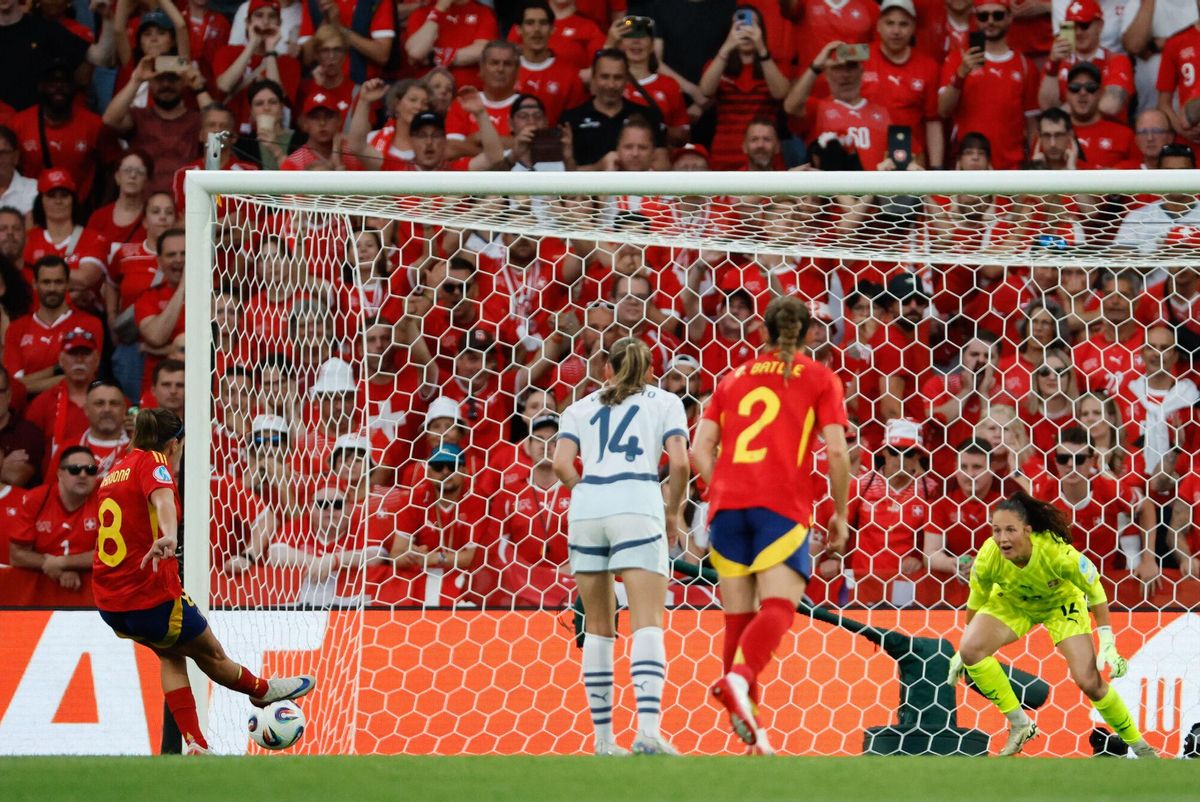 Mariona Caldentey lanza un penalti que va fuera de la portería durante el partido de cuartos de final entre Suiza y España