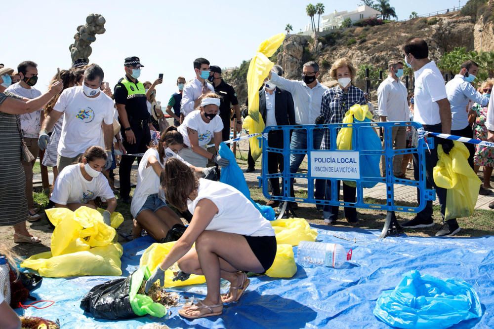La Reina Sofía participa en una recogida de residuos en una playa de Rincón