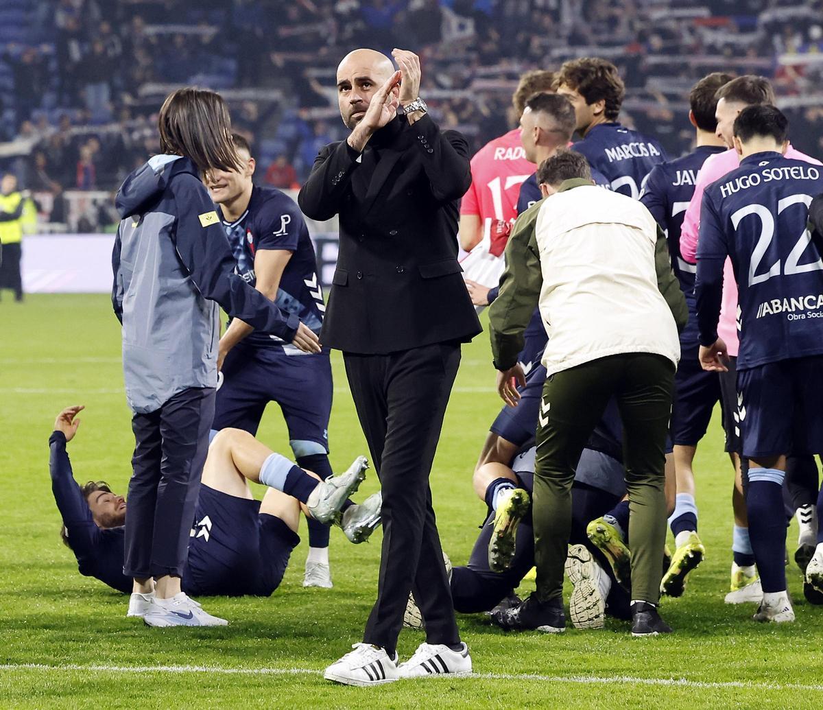 Claudio Giráldez aplaude a la afición del Celta tras el encuentro en medio de la celebración de sus jugadores en el Groupama Stadium.