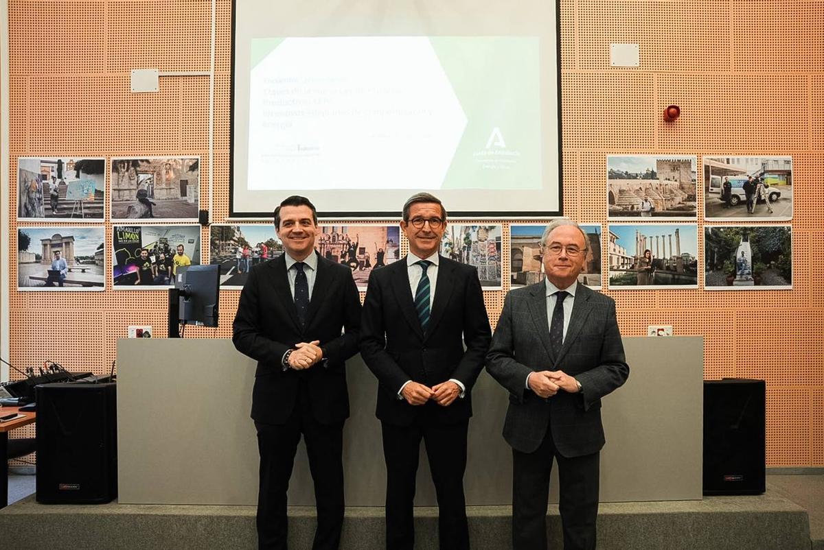 El alcalde Bellido, el consejero Jorge Paradella y el presidente de CECO, Antonio Diaz.