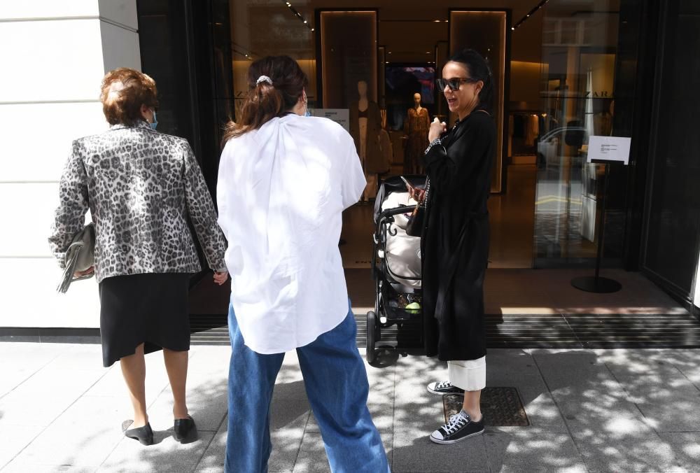 entre las tiendas que se abren este jueves se encuentra la situada en la calle Juan Flórez de A Coruña, la primera tienda que Amancio Ortega abrió con la marca Zara en 1975.