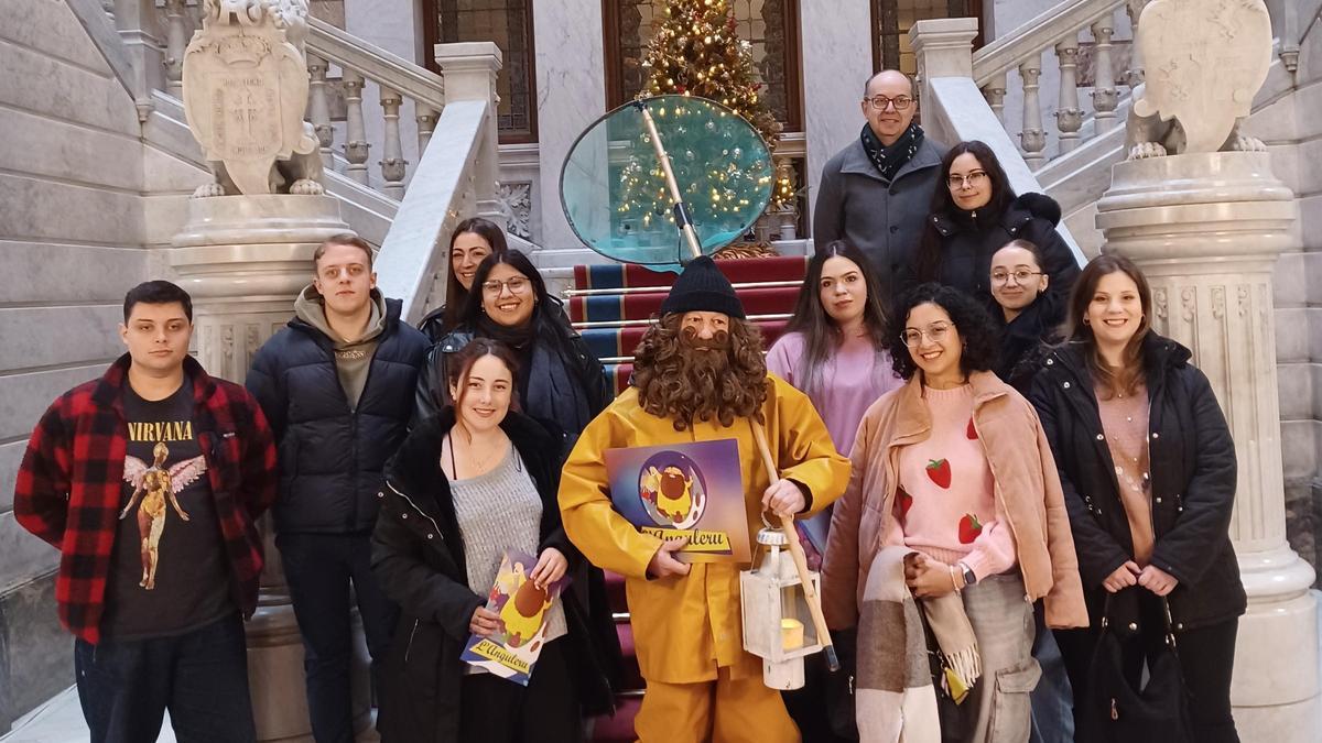 El Anguleru, con profesores y escolares de primero y segundo ciclo formativo de Grado Superior de Asistencia a la Dirección del C.E.S. San Eutiquio La Salle, de Gijón