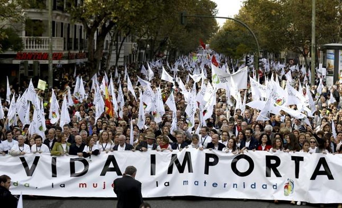 Capçalera de la manifestació convocada per expressar el compromís ciutadà amb els drets del no nascut i en contra que el Govern hagi retirat la reforma de l’actual llei de l’avortament. Capçalera de la manifestació convocada per expressar el compromís ciutadà amb els drets del no nascut i en contra que el Govern hagi retirat la reforma de l’actual llei de l’avortament.