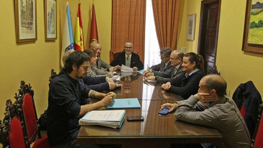 Ana Morenza (2ª drcha), junto a Jácome (DO) y Barquero (PSOE), en una junta de portavoces. // Jesús Regal