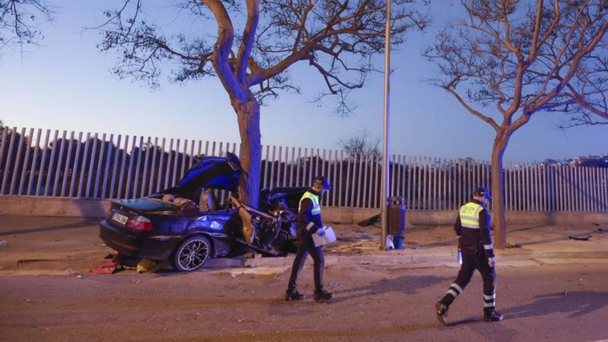 FOTOS │ Un joven de 20 años muere y una mujer herida muy grave en dos accidentes de tráfico la víspera de Navidad en Palma