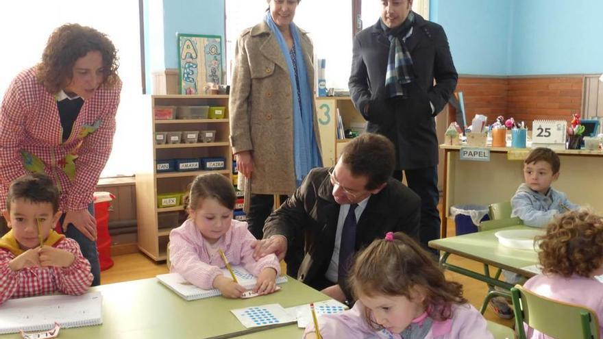 Genaro Alonso habla con los niños en el colegio de San Cucao, con el Alcalde detrás.