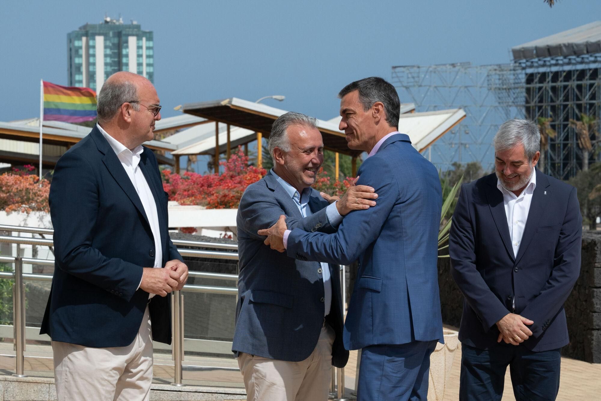 La reunión entre Pedro Sánchez y Fernando Clavijo en Lanzarote, en imágenes