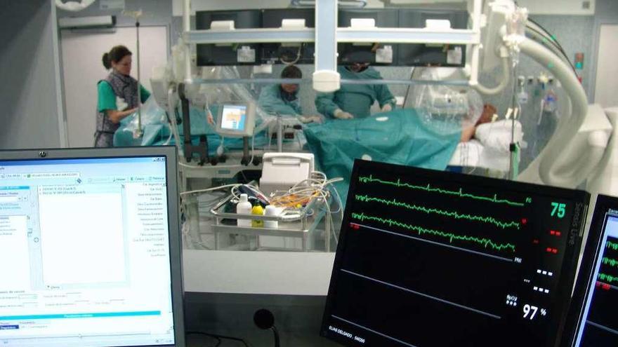 Atención a un paciente en la sala de hemodinámica del Complejo Hospitalario de Ourense. // FdV