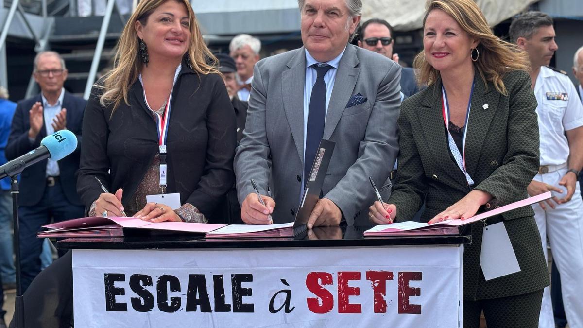 Un momento de la firma del convenio entre Castelló, Spezia y Sète, este martes.