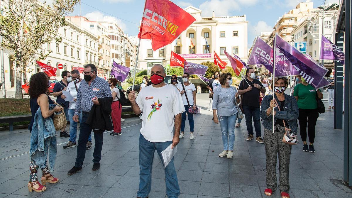 La protesta en defensa de los trabajadores de la Dependencia en Alicante.