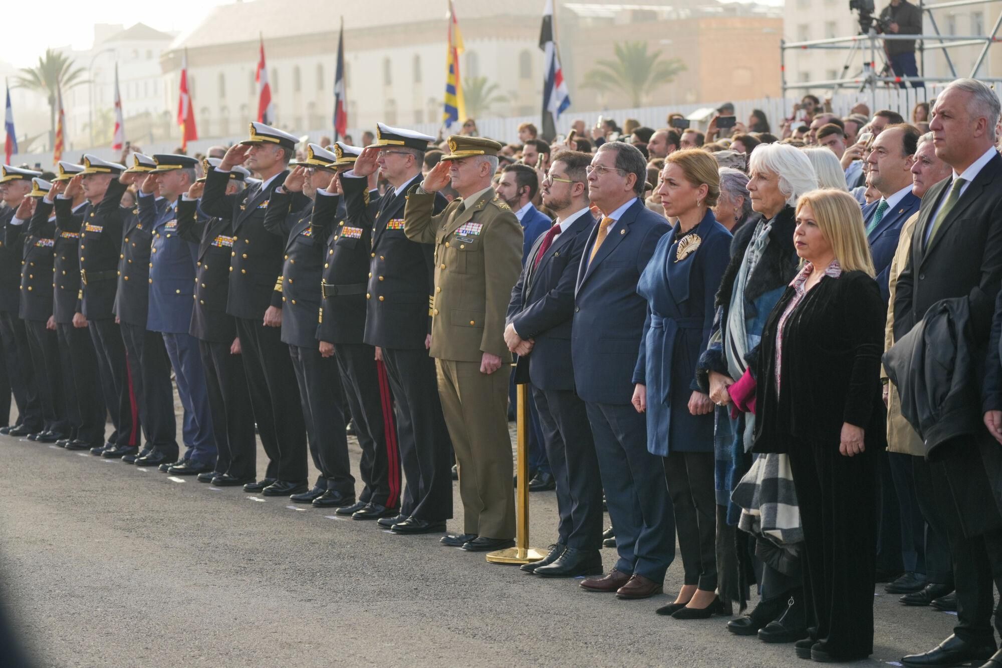 Autoridades se despiden de la Princesa de Asturias, Leonor de Borbón, antes de la partida de embarcar en el Juan Sebastián Elcano. A 11 de enero de 2025 en Cádiz, Andalucía (España). Los Reyes Felipe VI y Letizia, junto a la ministra de Defensa, Margarita Robles, presiden el acto de despedida del buque escuela 'Juan Sebastián de Elcano' en el Puerto de Cádiz. En esta ocasión histórica, la Princesa de Asturias, Leonor de Borbón, embarcará como guardiamarina de primero. El evento contará también con la presencia del presidente de la Junta de Andalucía, Juanma Moreno. 11 ENERO 2025 Francisco J. Olmo / Europa Press 11/01/2025. Francisco J. Olmo;