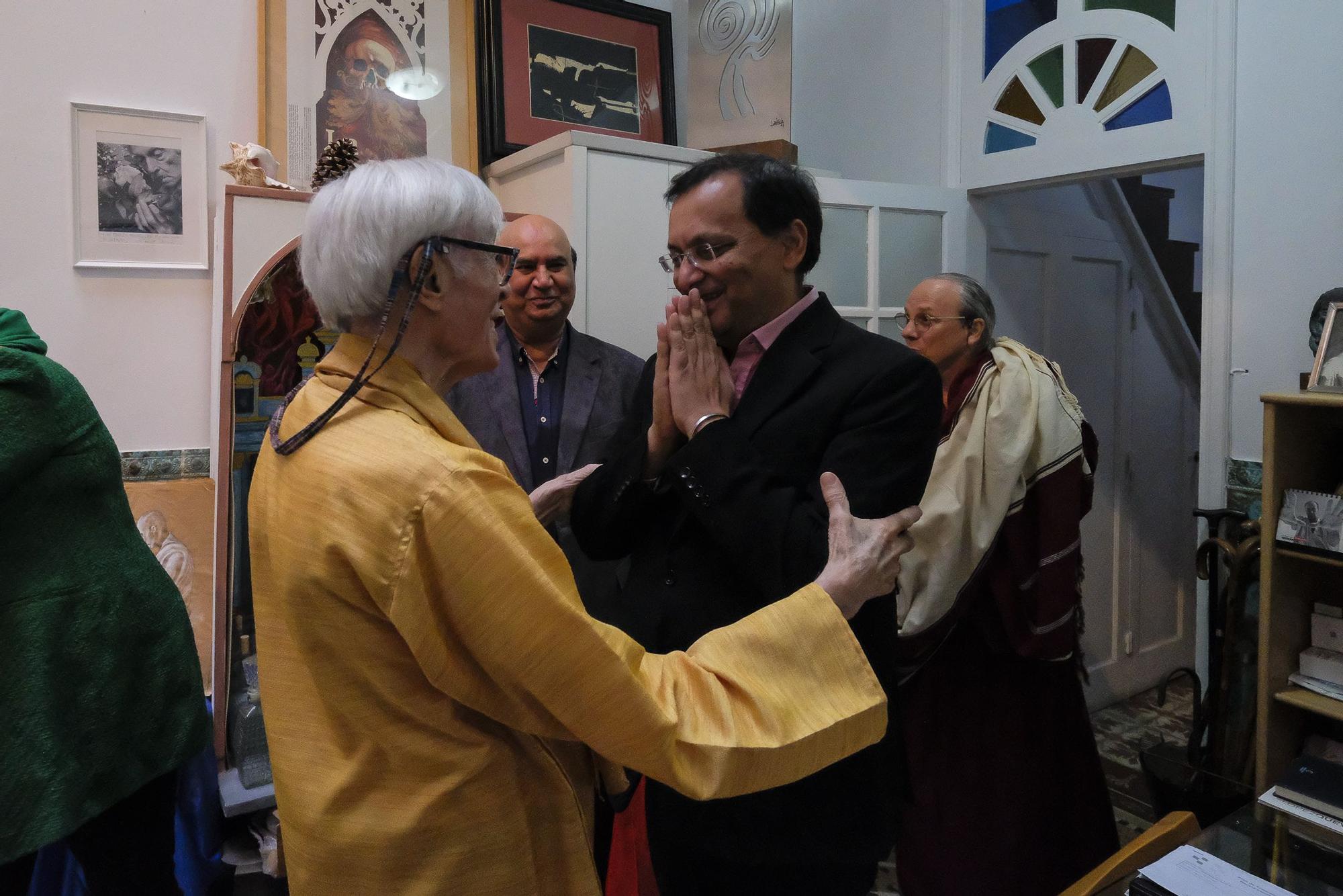 El embajador de La India visita a Pepe Dámaso
