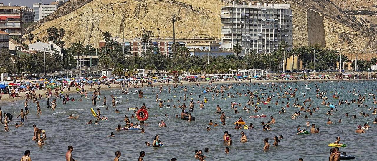 Las playas del litoral se llenan de bañistas que aprovechan el fin de semana para aliviar el calor.