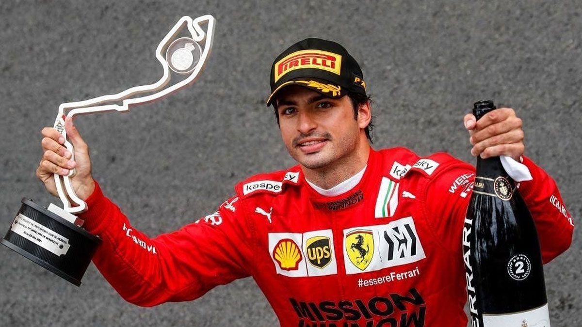 Sainz celebra su éxito en Mónaco