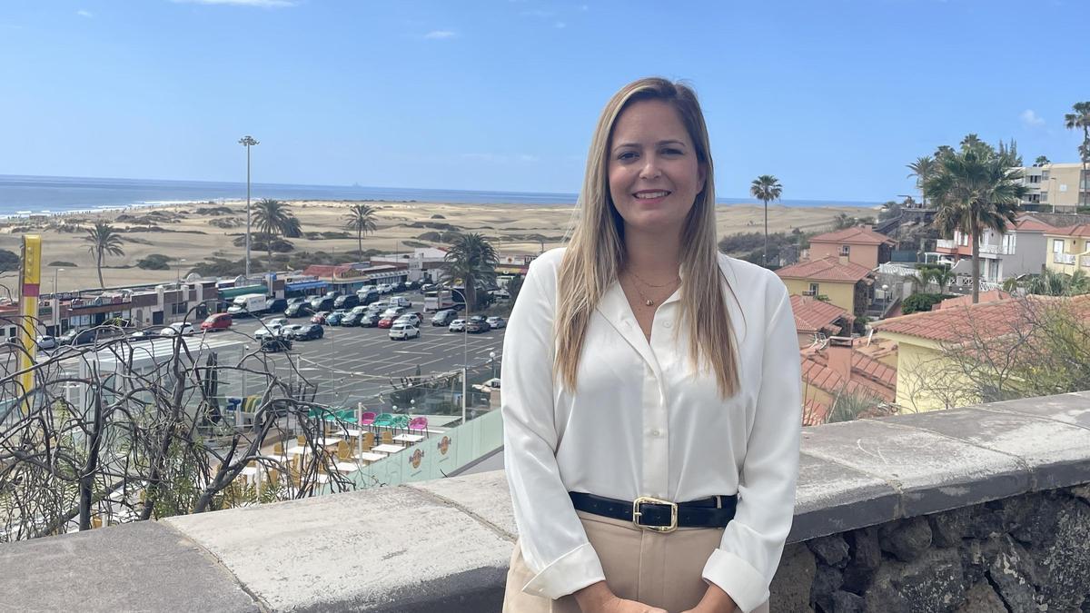 Yilenia Vega, concejala de turismo de San Bartolomé de Tirajana con las dunas de Maspalomas de fondo