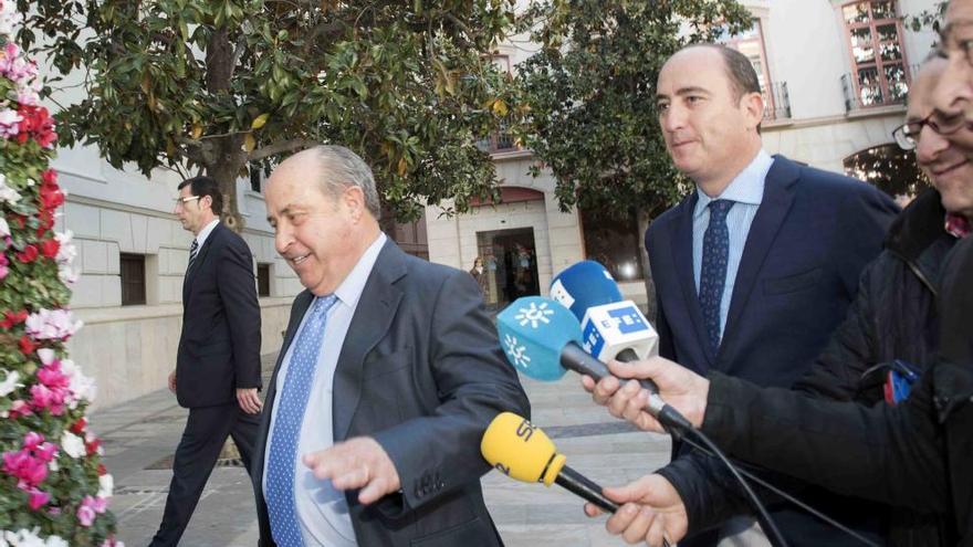 El alcalde de Granada José Torres Hurtado esta mañana entrando al Ayuntamiento.