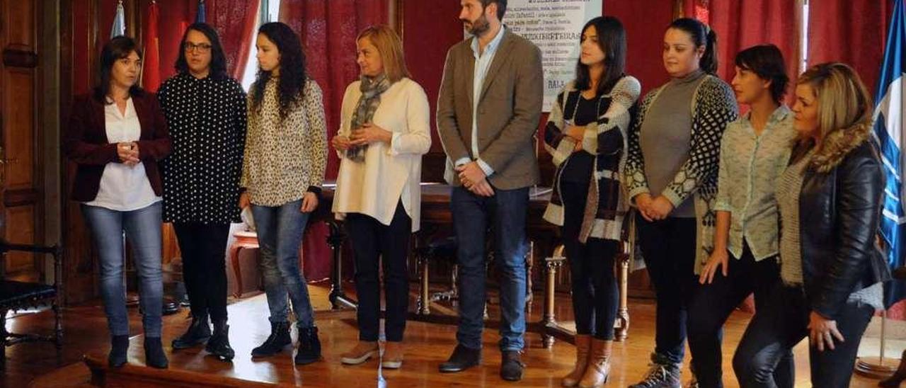 Asistentes al acto de presentación de &quot;Festivala&quot; en el Concello de Vilagarcía. // Iñaki Abella