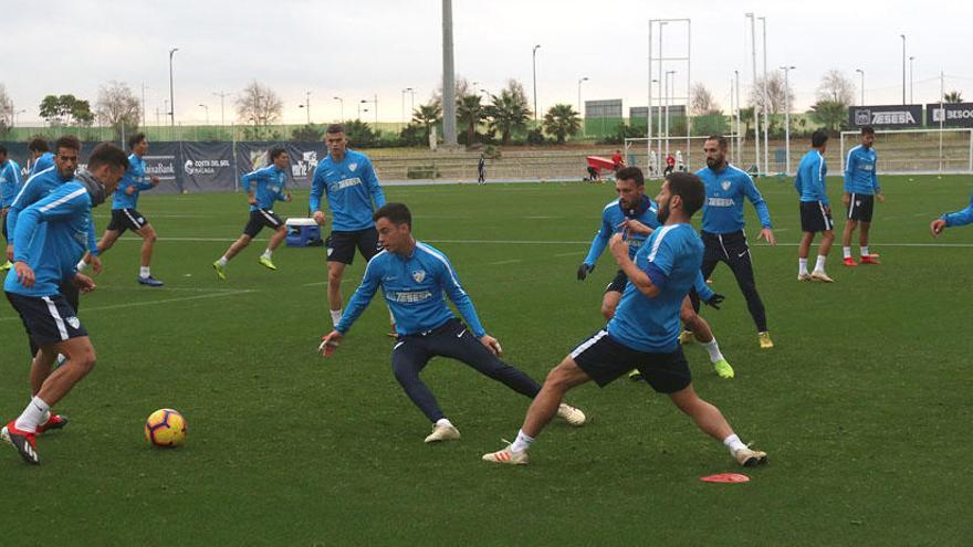 Varios jugadores del Málaga realizan un rondo durante el último entrenamiento de la semana.