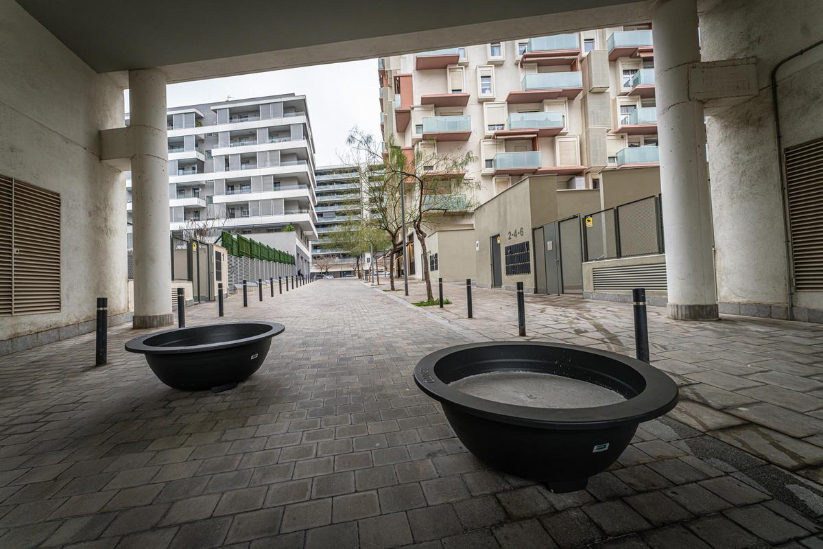 Jardineras instaladas en la calle Josep Muntané Almirall para evitar el paso de vehículos.