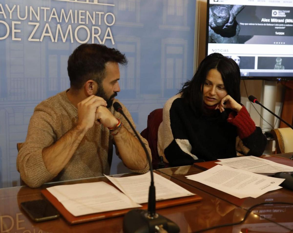 David Gago y María Eugenia Cabezas, en la rueda de prensa para justificar la elección del ayuntamiento viejo. | A. B.