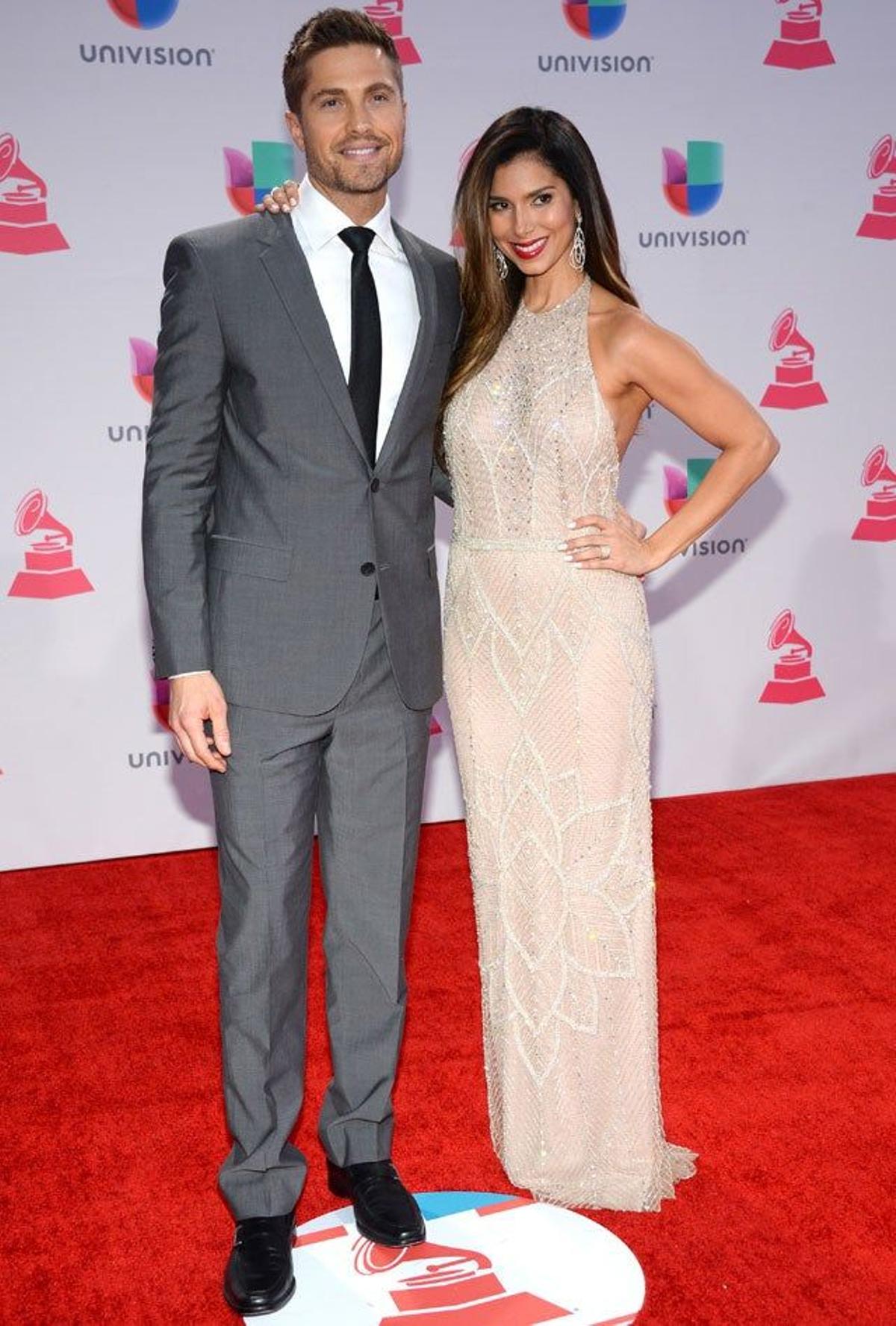 Eric Winter y Roselyn Sánchez, en la alfombra roja de la gala Grammy latinos 2015.