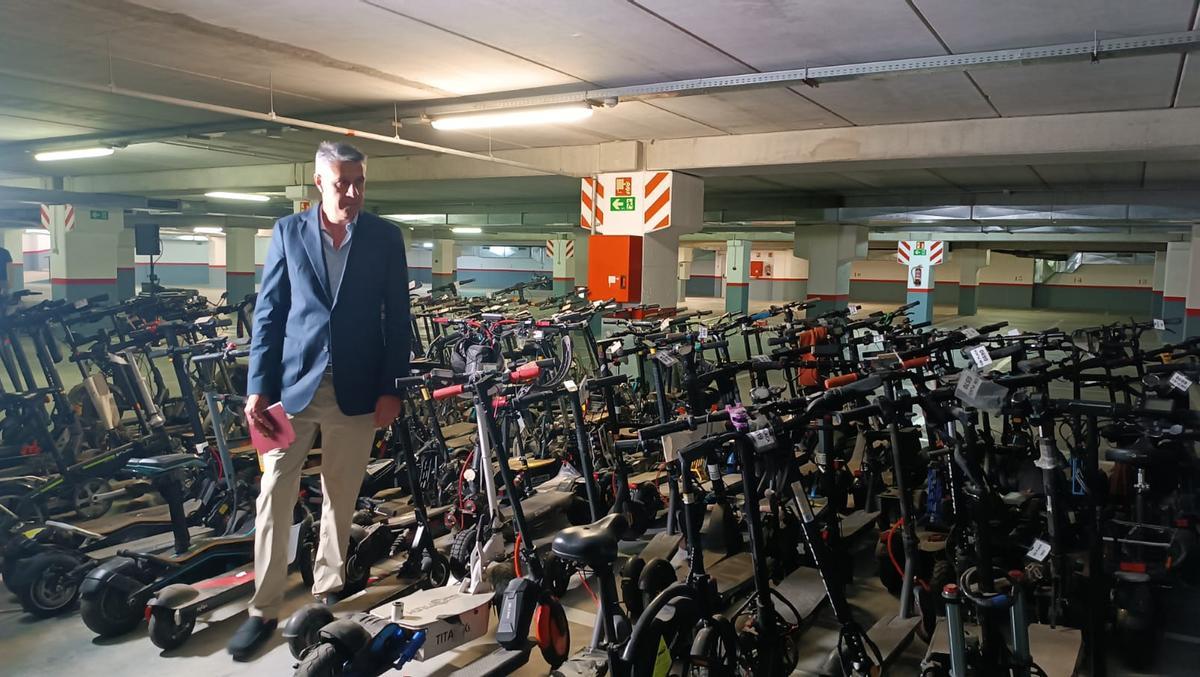 El alcalde de Badalona, Xavier Garcia Albiol, junto a los patinetes requisados por la Guardia Urbana en los últimos siete meses