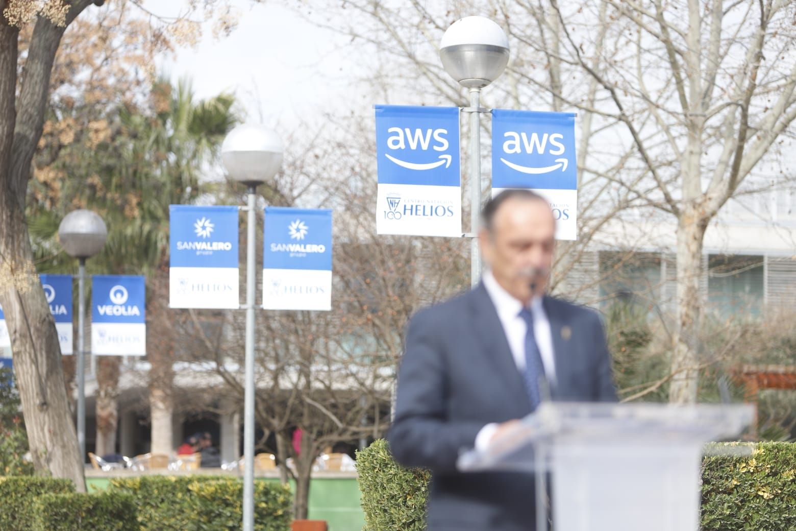 En imágenes | La bandera olímpica ya preside desde las alturas en las instalaciones del CN Helios
