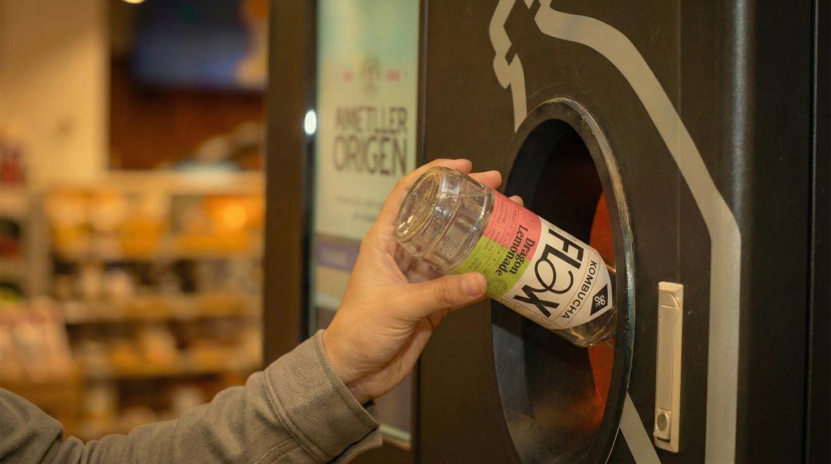 La tienda de la calle Numància, 47-53, en Barcelona, es el primer establecimiento de alimentación en España que permite devolver los envases de vidrio de manera automática