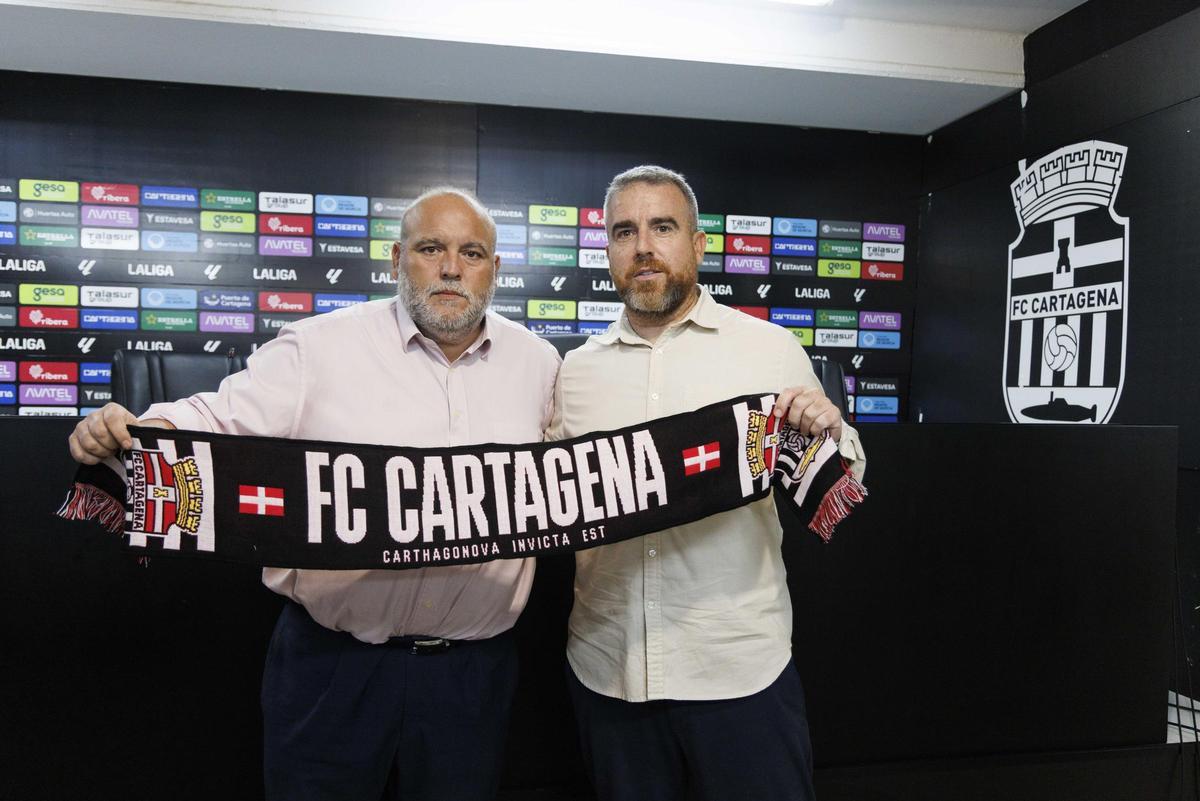 Sánchez Breis en la presentación de Javi Rey, técnico elegido para dirigir al FC Cartagena el pasado verano.