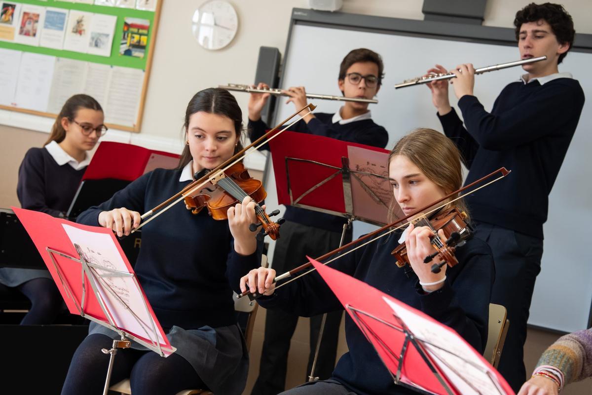 Alumnos en sus extraescolares en el Colegio Santa María de los Rosales.