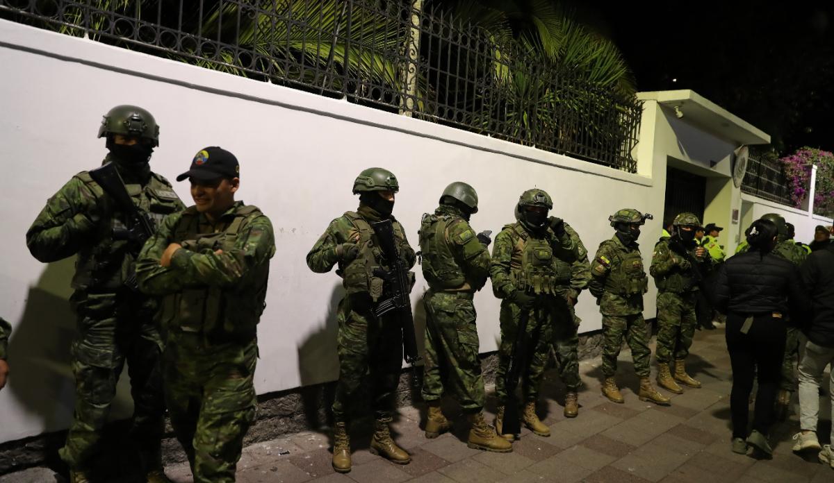 La Policía ecuatoriana entra a la embajada de México para arrestar al exvicepresidente Glas