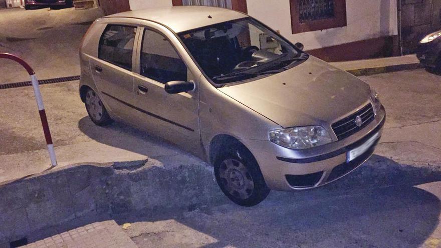 El coche accidentado esta semana en Castillejos, donde existe un fuerte desnivel debido a un murete.