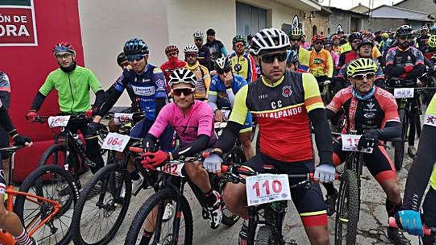 Javier Manzano, en el centro, líder del Trofeo Procincial.