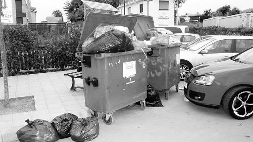 Basura acumulada junto a unos contenedores de Celoriu (Llanes).