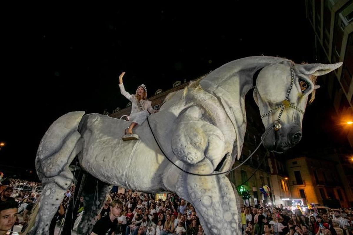 Miss Murcia vivió el desfile a lomos de un caballo gigante. | FRANCISCO PEÑARANDA