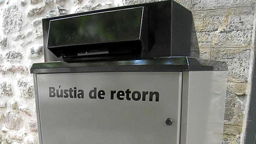 La nova bústia de retorn instal·lada a la façana de la biblioteca