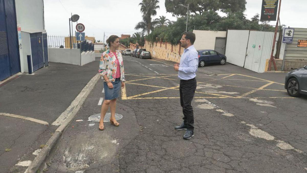 Adolfo González, el alcalde, y Noelia González, concejal de Contratación, en la calle La Trinidad.