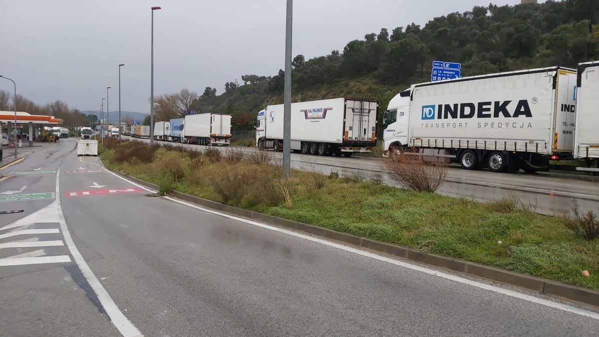 Camions col·lapsats a la Jonquera.