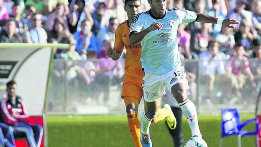 Rafinha conduce la pelota perseguido por el madridista Casemiro, ayer en Balaídos. // José Lores