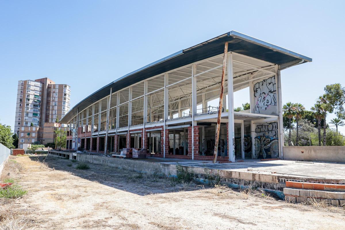 Aspecto que presenta el inmueble de la avenida de Dénia en las proximidades del Complejo Vistahermosa.