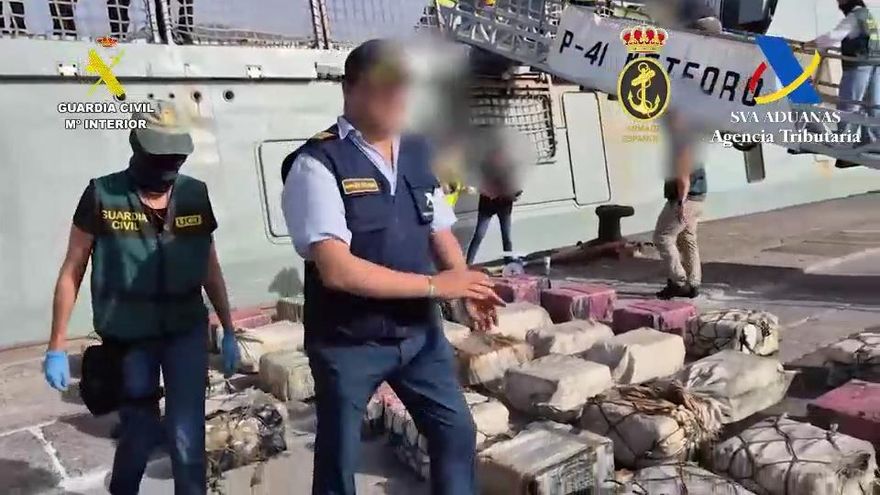 La Princesa Leonor, en el centro, junto a sus compañeros guardamarinas, en el buque escuela "Juan Sebastián de Elcano", esta mañana.