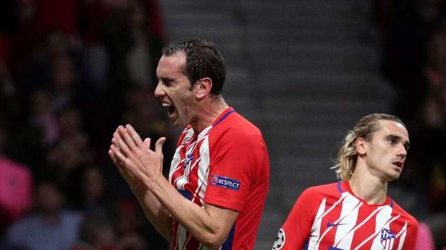 Godín grita junto a Griezmann tras fallar una ocasión. // Efe