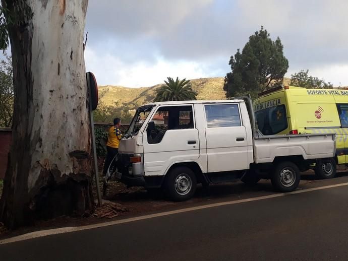 Un camión impacta contra un árbol en Santa Brígida